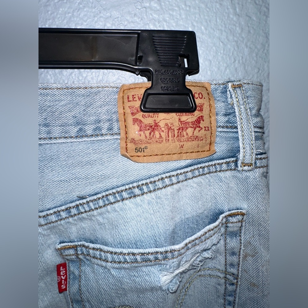 Levi 501 distressed jeans size 27